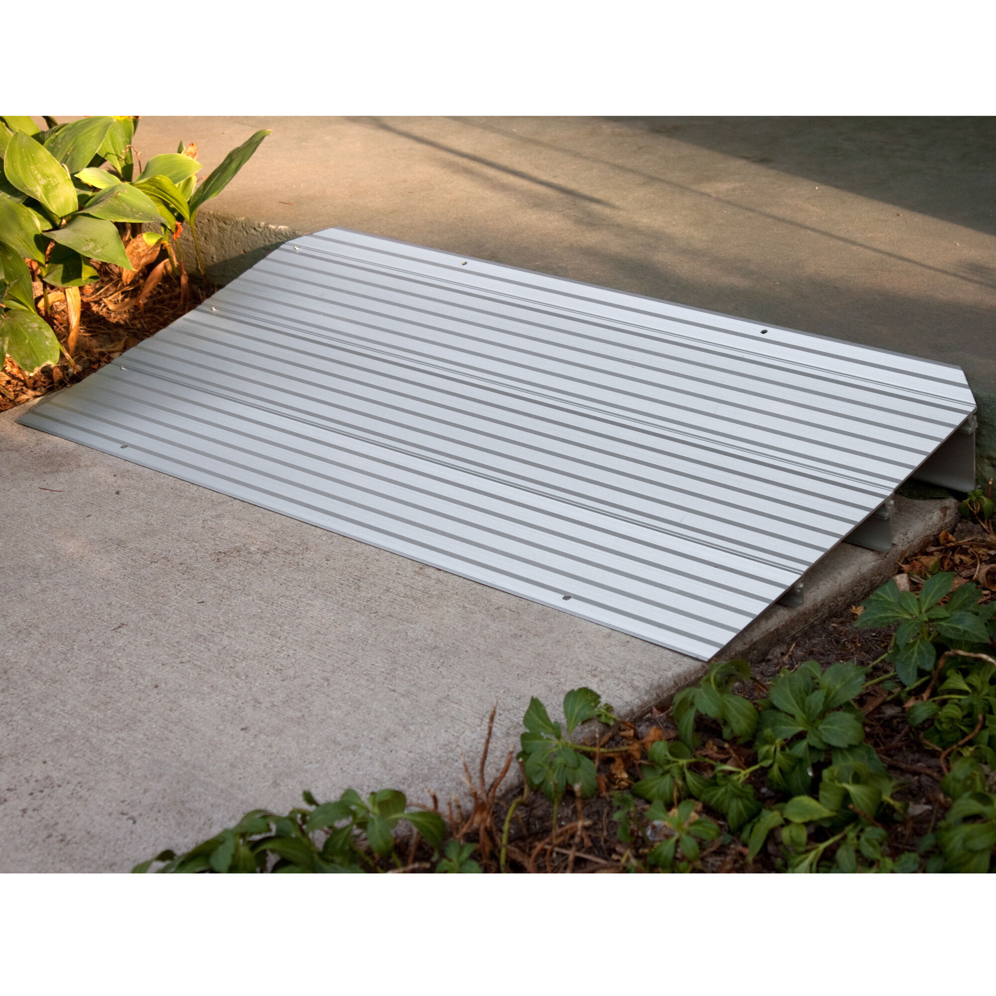 Silver Spring, Aluminum Modular Threshold Ramp, 2.75in. up to 3.25in., Max. Ramp Length 16.625 in, Surface Width 34 in, Total Capacity 600 lb, Model# THR3